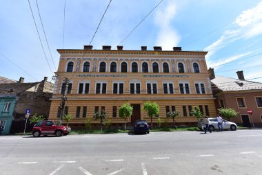 Sighisoara Kalesi 'ndeki ortaçağ binaları laik evler, tarihi anıtlar, her birinin adı, tarihi ve plaketleri Rumen İngilizcesi ve Almancası sokak ve binaları.