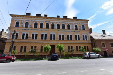 Sighisoara Kalesi 'ndeki ortaçağ binaları laik evler, tarihi anıtlar, her birinin adı, tarihi ve plaketleri Rumen İngilizcesi ve Almancası sokak ve binaları.