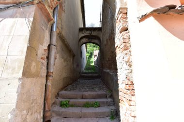 Sighisoara Kalesi 'ndeki ortaçağ binaları laik evler, tarihi anıtlar, her birinin adı, tarihi ve plaketleri Rumen İngilizcesi ve Almancası sokak ve binaları.