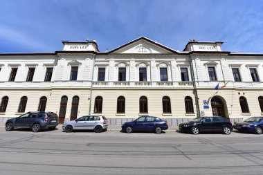 Sighisoara Kalesi 'ndeki ortaçağ binaları laik evler, tarihi anıtlar, her birinin adı, tarihi ve plaketleri Rumen İngilizcesi ve Almancası sokak ve binaları.