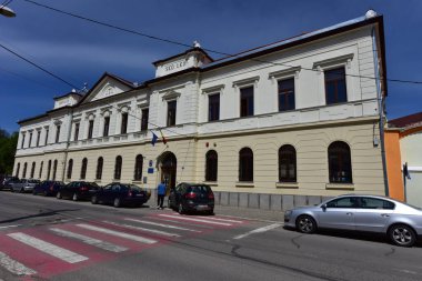 Sighisoara Kalesi 'ndeki ortaçağ binaları laik evler, tarihi anıtlar, her birinin adı, tarihi ve plaketleri Rumen İngilizcesi ve Almancası sokak ve binaları.