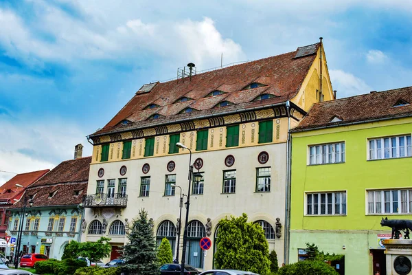 Sighisoara Kalesi 'ndeki ortaçağ binaları laik evler, tarihi anıtlar, her birinin adı, tarihi ve plaketleri Rumen İngilizcesi ve Almancası sokak ve binaları.