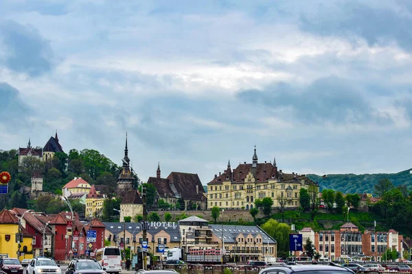 Sighisoara Kalesi 'ndeki ortaçağ binaları laik evler, tarihi anıtlar, her birinin adı, tarihi ve plaketleri Rumen İngilizcesi ve Almancası sokak ve binaları.