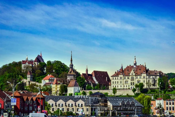 Sighisoara Kalesi 'ndeki ortaçağ binaları laik evler, tarihi anıtlar, her birinin adı, tarihi ve plaketleri Rumen İngilizcesi ve Almancası sokak ve binaları.
