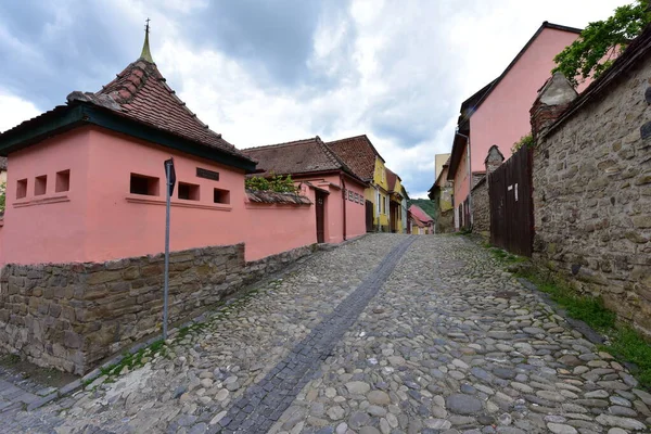 シギソアラ要塞の中世の建物は 世俗的な家 歴史的建造物であり それぞれの名前 歴史と建物の名前とルーマニア語とドイツ語の通りが刻まれています — ストック写真