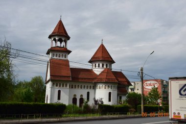 Bir ibadethane olan Roma Ortodoks Kilisesi naf odaklı doğu-batı şekline sahiptir ve bir veranda, narthex, nave, yuvarlak çan kulesi, yan maymunlar, sunak ve ikonostastan oluşur..