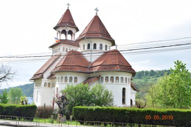 Bir ibadethane olan Roma Ortodoks Kilisesi naf odaklı doğu-batı şekline sahiptir ve bir veranda, narthex, nave, yuvarlak çan kulesi, yan maymunlar, sunak ve ikonostastan oluşur..