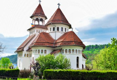 Bir ibadethane olan Roma Ortodoks Kilisesi naf odaklı doğu-batı şekline sahiptir ve bir veranda, narthex, nave, yuvarlak çan kulesi, yan maymunlar, sunak ve ikonostastan oluşur..