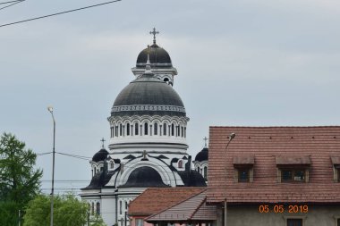 Bir ibadethane olan Roma Ortodoks Kilisesi naf odaklı doğu-batı şekline sahiptir ve bir veranda, narthex, nave, yuvarlak çan kulesi, yan maymunlar, sunak ve ikonostastan oluşur..