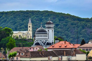 Bir ibadethane olan Roma Ortodoks Kilisesi naf odaklı doğu-batı şekline sahiptir ve bir veranda, narthex, nave, yuvarlak çan kulesi, yan maymunlar, sunak ve ikonostastan oluşur..
