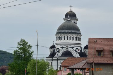 Bir ibadethane olan Roma Ortodoks Kilisesi naf odaklı doğu-batı şekline sahiptir ve bir veranda, narthex, nave, yuvarlak çan kulesi, yan maymunlar, sunak ve ikonostastan oluşur..