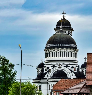 Bir ibadethane olan Roma Ortodoks Kilisesi naf odaklı doğu-batı şekline sahiptir ve bir veranda, narthex, nave, yuvarlak çan kulesi, yan maymunlar, sunak ve ikonostastan oluşur..