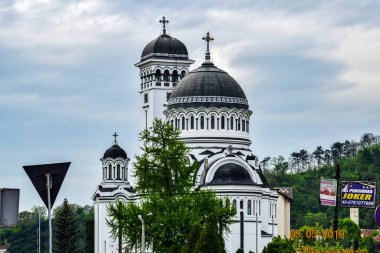 Bir ibadethane olan Roma Ortodoks Kilisesi naf odaklı doğu-batı şekline sahiptir ve bir veranda, narthex, nave, yuvarlak çan kulesi, yan maymunlar, sunak ve ikonostastan oluşur..