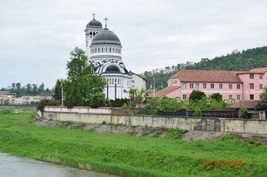 Bir ibadethane olan Roma Ortodoks Kilisesi naf odaklı doğu-batı şekline sahiptir ve bir veranda, narthex, nave, yuvarlak çan kulesi, yan maymunlar, sunak ve ikonostastan oluşur..