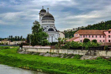 Bir ibadethane olan Roma Ortodoks Kilisesi naf odaklı doğu-batı şekline sahiptir ve bir veranda, narthex, nave, yuvarlak çan kulesi, yan maymunlar, sunak ve ikonostastan oluşur..