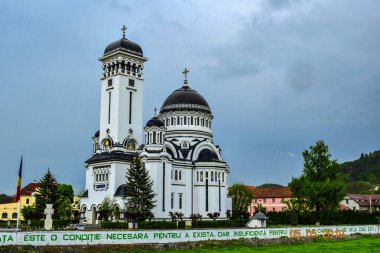 Bir ibadethane olan Roma Ortodoks Kilisesi naf odaklı doğu-batı şekline sahiptir ve bir veranda, narthex, nave, yuvarlak çan kulesi, yan maymunlar, sunak ve ikonostastan oluşur..