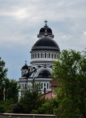 Bir ibadethane olan Roma Ortodoks Kilisesi naf odaklı doğu-batı şekline sahiptir ve bir veranda, narthex, nave, yuvarlak çan kulesi, yan maymunlar, sunak ve ikonostastan oluşur..