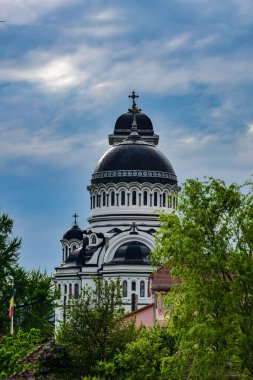 Bir ibadethane olan Roma Ortodoks Kilisesi naf odaklı doğu-batı şekline sahiptir ve bir veranda, narthex, nave, yuvarlak çan kulesi, yan maymunlar, sunak ve ikonostastan oluşur..