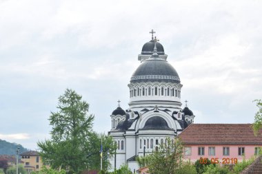 Bir ibadethane olan Roma Ortodoks Kilisesi naf odaklı doğu-batı şekline sahiptir ve bir veranda, narthex, nave, yuvarlak çan kulesi, yan maymunlar, sunak ve ikonostastan oluşur..