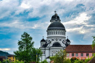 Bir ibadethane olan Roma Ortodoks Kilisesi naf odaklı doğu-batı şekline sahiptir ve bir veranda, narthex, nave, yuvarlak çan kulesi, yan maymunlar, sunak ve ikonostastan oluşur..