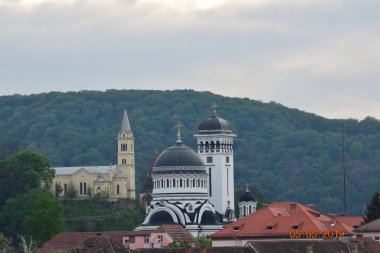 Bir ibadethane olan Roma Ortodoks Kilisesi naf odaklı doğu-batı şekline sahiptir ve bir veranda, narthex, nave, yuvarlak çan kulesi, yan maymunlar, sunak ve ikonostastan oluşur..