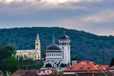 Bir ibadethane olan Roma Ortodoks Kilisesi naf odaklı doğu-batı şekline sahiptir ve bir veranda, narthex, nave, yuvarlak çan kulesi, yan maymunlar, sunak ve ikonostastan oluşur..
