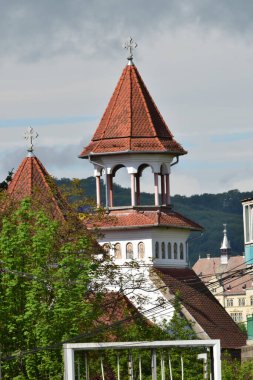 Bir ibadethane olan Roma Ortodoks Kilisesi naf odaklı doğu-batı şekline sahiptir ve bir veranda, narthex, nave, yuvarlak çan kulesi, yan maymunlar, sunak ve ikonostastan oluşur..