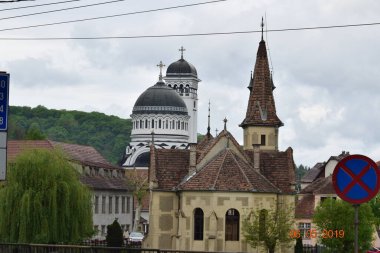 Bir ibadethane olan Roma Ortodoks Kilisesi naf odaklı doğu-batı şekline sahiptir ve bir veranda, narthex, nave, yuvarlak çan kulesi, yan maymunlar, sunak ve ikonostastan oluşur..
