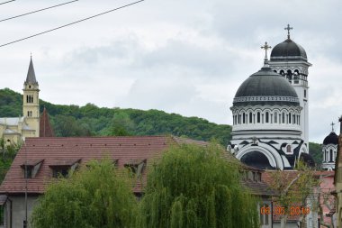Bir ibadethane olan Roma Ortodoks Kilisesi naf odaklı doğu-batı şekline sahiptir ve bir veranda, narthex, nave, yuvarlak çan kulesi, yan maymunlar, sunak ve ikonostastan oluşur..