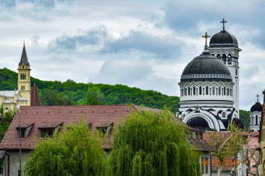 Bir ibadethane olan Roma Ortodoks Kilisesi naf odaklı doğu-batı şekline sahiptir ve bir veranda, narthex, nave, yuvarlak çan kulesi, yan maymunlar, sunak ve ikonostastan oluşur..