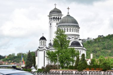 Bir ibadethane olan Roma Ortodoks Kilisesi naf odaklı doğu-batı şekline sahiptir ve bir veranda, narthex, nave, yuvarlak çan kulesi, yan maymunlar, sunak ve ikonostastan oluşur..