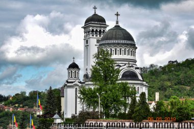 Bir ibadethane olan Roma Ortodoks Kilisesi naf odaklı doğu-batı şekline sahiptir ve bir veranda, narthex, nave, yuvarlak çan kulesi, yan maymunlar, sunak ve ikonostastan oluşur..