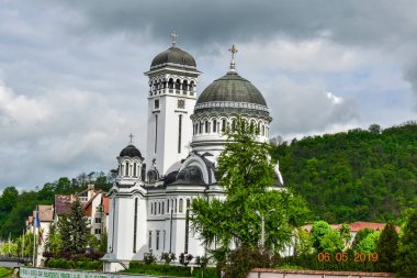 Bir ibadethane olan Roma Ortodoks Kilisesi naf odaklı doğu-batı şekline sahiptir ve bir veranda, narthex, nave, yuvarlak çan kulesi, yan maymunlar, sunak ve ikonostastan oluşur..