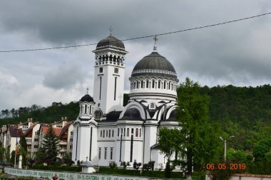 Bir ibadethane olan Roma Ortodoks Kilisesi naf odaklı doğu-batı şekline sahiptir ve bir veranda, narthex, nave, yuvarlak çan kulesi, yan maymunlar, sunak ve ikonostastan oluşur..