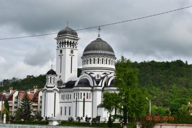 Bir ibadethane olan Roma Ortodoks Kilisesi naf odaklı doğu-batı şekline sahiptir ve bir veranda, narthex, nave, yuvarlak çan kulesi, yan maymunlar, sunak ve ikonostastan oluşur..