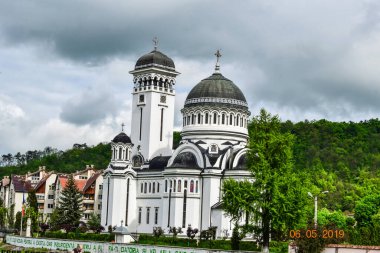 Bir ibadethane olan Roma Ortodoks Kilisesi naf odaklı doğu-batı şekline sahiptir ve bir veranda, narthex, nave, yuvarlak çan kulesi, yan maymunlar, sunak ve ikonostastan oluşur..