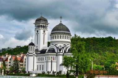 Bir ibadethane olan Roma Ortodoks Kilisesi naf odaklı doğu-batı şekline sahiptir ve bir veranda, narthex, nave, yuvarlak çan kulesi, yan maymunlar, sunak ve ikonostastan oluşur..