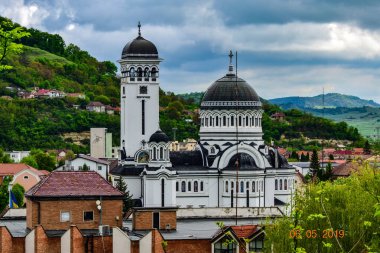 Bir ibadethane olan Roma Ortodoks Kilisesi naf odaklı doğu-batı şekline sahiptir ve bir veranda, narthex, nave, yuvarlak çan kulesi, yan maymunlar, sunak ve ikonostastan oluşur..