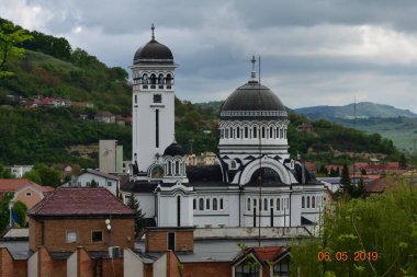 Bir ibadethane olan Roma Ortodoks Kilisesi naf odaklı doğu-batı şekline sahiptir ve bir veranda, narthex, nave, yuvarlak çan kulesi, yan maymunlar, sunak ve ikonostastan oluşur..