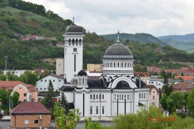 Bir ibadethane olan Roma Ortodoks Kilisesi naf odaklı doğu-batı şekline sahiptir ve bir veranda, narthex, nave, yuvarlak çan kulesi, yan maymunlar, sunak ve ikonostastan oluşur..