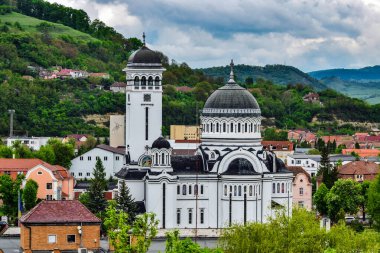 Bir ibadethane olan Roma Ortodoks Kilisesi naf odaklı doğu-batı şekline sahiptir ve bir veranda, narthex, nave, yuvarlak çan kulesi, yan maymunlar, sunak ve ikonostastan oluşur..