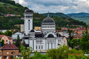 Bir ibadethane olan Roma Ortodoks Kilisesi naf odaklı doğu-batı şekline sahiptir ve bir veranda, narthex, nave, yuvarlak çan kulesi, yan maymunlar, sunak ve ikonostastan oluşur..