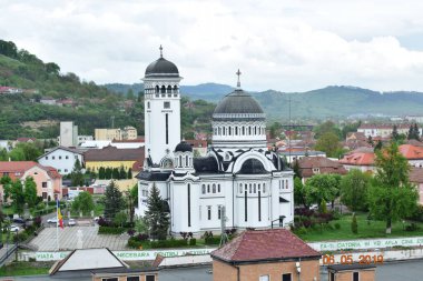Bir ibadethane olan Roma Ortodoks Kilisesi naf odaklı doğu-batı şekline sahiptir ve bir veranda, narthex, nave, yuvarlak çan kulesi, yan maymunlar, sunak ve ikonostastan oluşur..