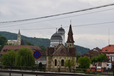 Bir ibadethane olan Roma Ortodoks Kilisesi naf odaklı doğu-batı şekline sahiptir ve bir veranda, narthex, nave, yuvarlak çan kulesi, yan maymunlar, sunak ve ikonostastan oluşur..