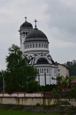 Bir ibadethane olan Roma Ortodoks Kilisesi naf odaklı doğu-batı şekline sahiptir ve bir veranda, narthex, nave, yuvarlak çan kulesi, yan maymunlar, sunak ve ikonostastan oluşur..