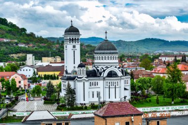 Bir ibadethane olan Roma Ortodoks Kilisesi naf odaklı doğu-batı şekline sahiptir ve bir veranda, narthex, nave, yuvarlak çan kulesi, yan maymunlar, sunak ve ikonostastan oluşur..