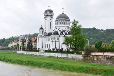 Bir ibadethane olan Roma Ortodoks Kilisesi naf odaklı doğu-batı şekline sahiptir ve bir veranda, narthex, nave, yuvarlak çan kulesi, yan maymunlar, sunak ve ikonostastan oluşur..