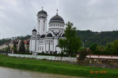 Bir ibadethane olan Roma Ortodoks Kilisesi naf odaklı doğu-batı şekline sahiptir ve bir veranda, narthex, nave, yuvarlak çan kulesi, yan maymunlar, sunak ve ikonostastan oluşur..