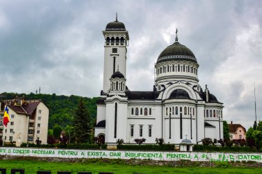 Bir ibadethane olan Roma Ortodoks Kilisesi naf odaklı doğu-batı şekline sahiptir ve bir veranda, narthex, nave, yuvarlak çan kulesi, yan maymunlar, sunak ve ikonostastan oluşur..