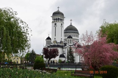 Bir ibadethane olan Roma Ortodoks Kilisesi naf odaklı doğu-batı şekline sahiptir ve bir veranda, narthex, nave, yuvarlak çan kulesi, yan maymunlar, sunak ve ikonostastan oluşur..